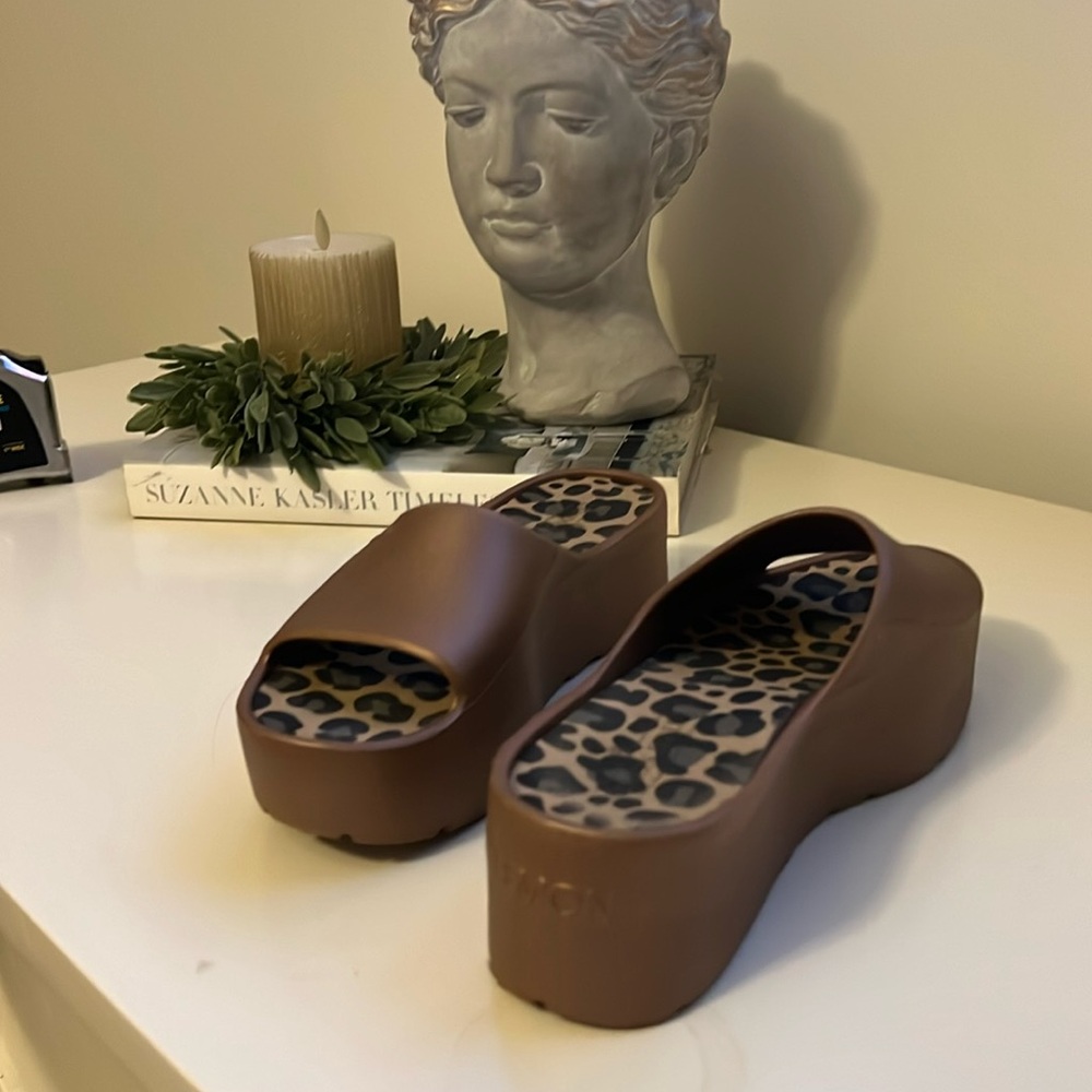 Lemon Jelly Platform Slide Sandals Sz 38 Tan Leopard Print ENYD 04 Bronze Metal